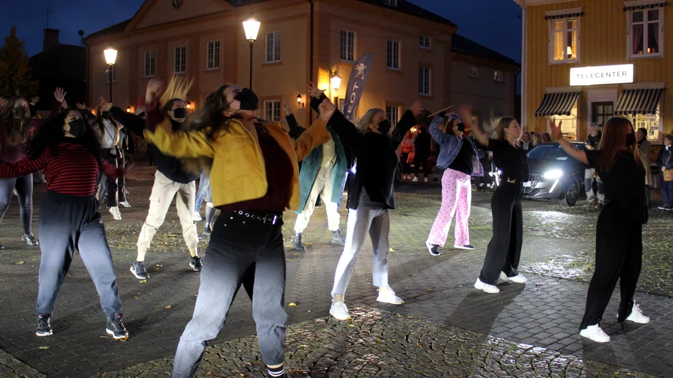 Ett 40-tal dansar intog plötsligt torget och dansade till Beyoncés låt "Baby Boy".