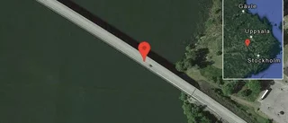 Personbil stillastående på E18