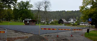 Nu rustas den nedgångna tennisbanan upp