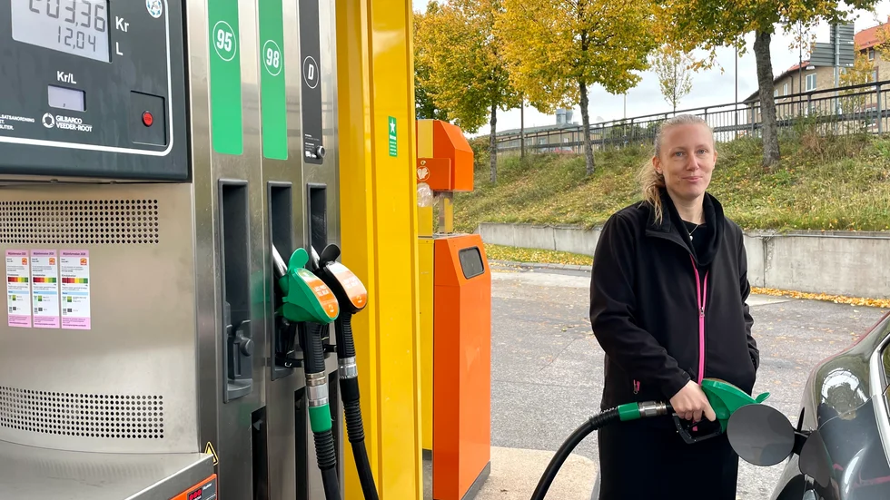 Therese Andersson tycker att bensinen är dyr, men har viss förståelse för det. 