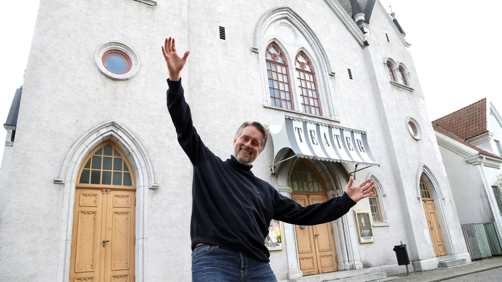Thomas Sundström är jublande glad över att Länsteatern nu får möta en publik utan begränsningar igen. Han tror inte att det blir pandemiberättelser på scenerna framöver. "Tiden måste nog gå ett tag."
