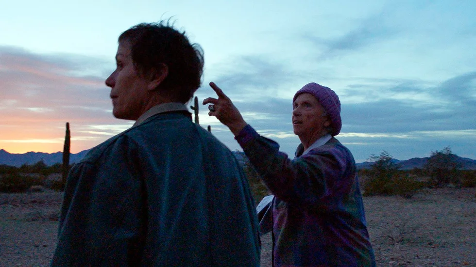 Frances McDormand och motspelaren Swankie i "Nomadland". Pressbild.