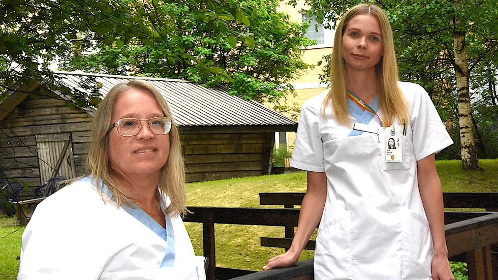 Kuratorerna Kamilla Hedlund och Hanna Moraeus möter i sitt arbete på Sunderby sjukhus personer i kris som misshandlats av en närstående.