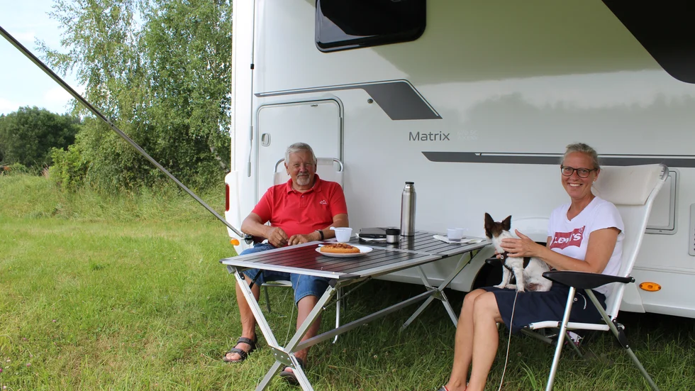 Hasse och Åsa Methander med valpen Nova i knät- som också får följa med på äventyren.  
