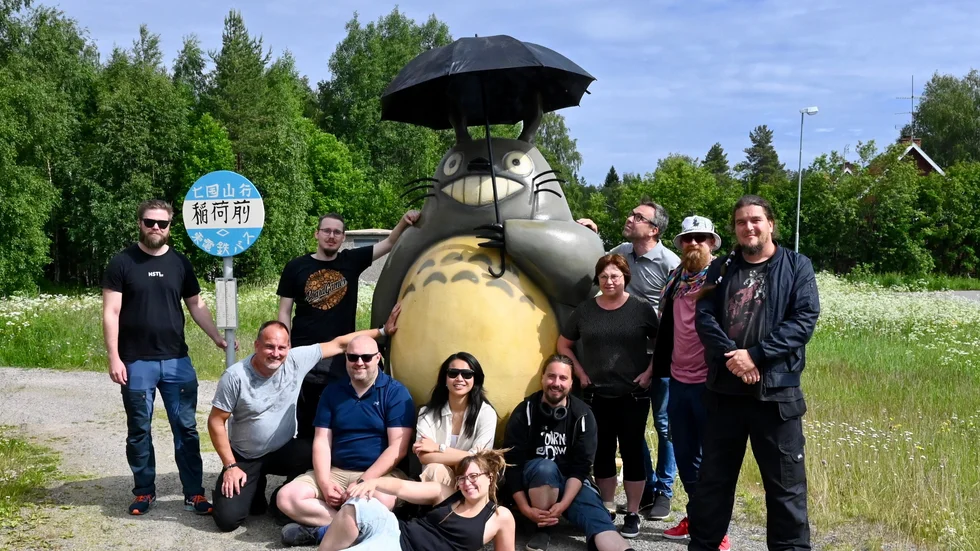 Personerna bakom Mind Detonator på plats framför en staty av figuren Totoro i Jörn. På bilden Stefan Eriksson, Magnus Johansson, Erik Okfors, Dick Hellman, Cherié Karlsson, Emma Prieto, Johan Linder, Anita Vidman, Lars Lindblom, Cristoffer Wiker, Michael Stenmark. Pressbild.