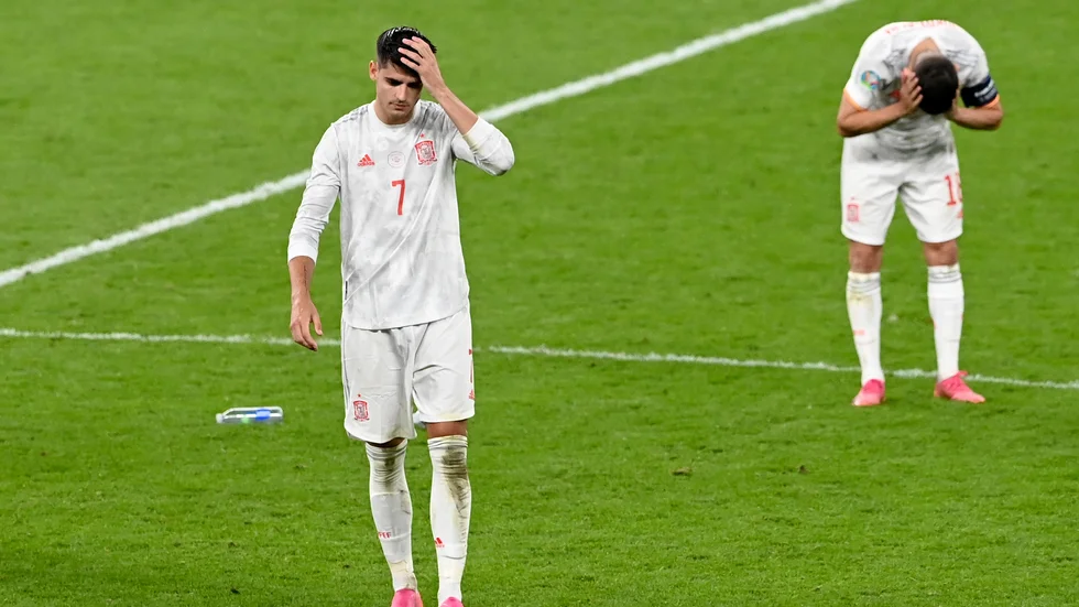Álvaro Morata, till vänster, är besviken efter förlusten mot Italien.