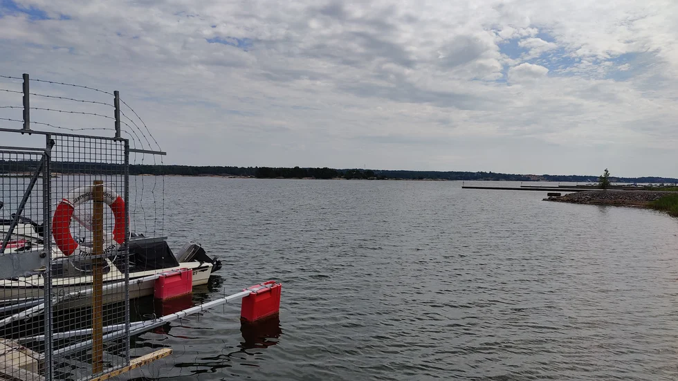 Vissa av bryggorna ute vid Gertrudsvik har spärrats av från allmänheten.