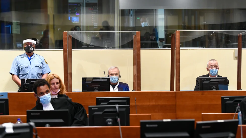 De forna serbiska spioncheferna Jovica Stanisic (i mitten) och Franko Simatovic (till höger) dömdes på onsdagen för krigsbrott under Balkankrigen.
