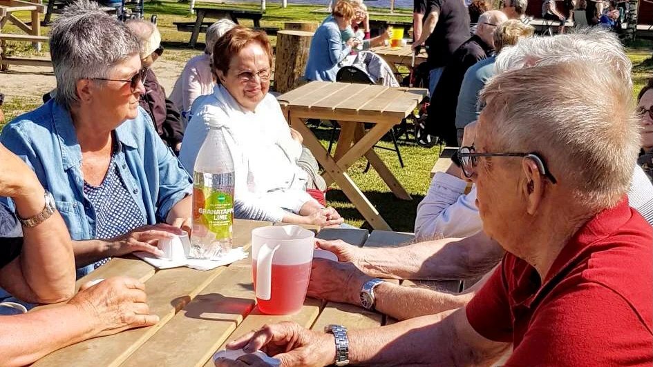 Många hade mycket att prata om. Det blev en fin dag ute på Sandön för 74 av PRO Infjärdens pensionärer.