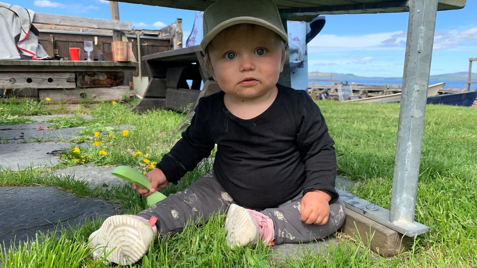 Ebba trivs under bänken.