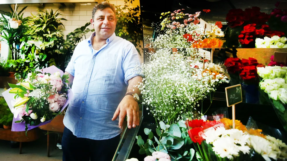 "Jag är rädd, men jag tror inte att de kommer till oss, de behöver pengar. Det är konstigt att det händer sådana här saker här," säger Daniel Zackarias som driver Blomsterbutiken Tuna park.