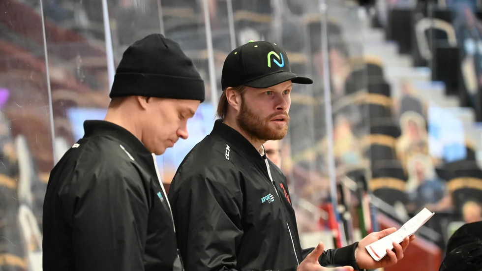 Johan Burlin, tränare i Lejon, stor potential i det offensiva spelet hos Lejon. Här tillsammans med kollegan Alexander Sundqvist.
