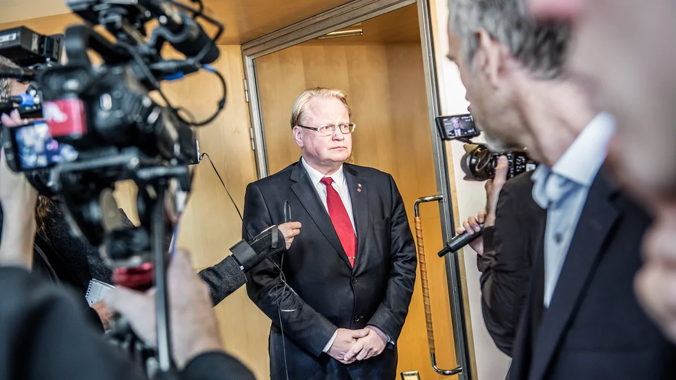 Försvarsminister Peter Hultqvist (S) blev nyligen anmäld till riksdagens konstitutionsutskott för påstått ”undanhållande av information”.