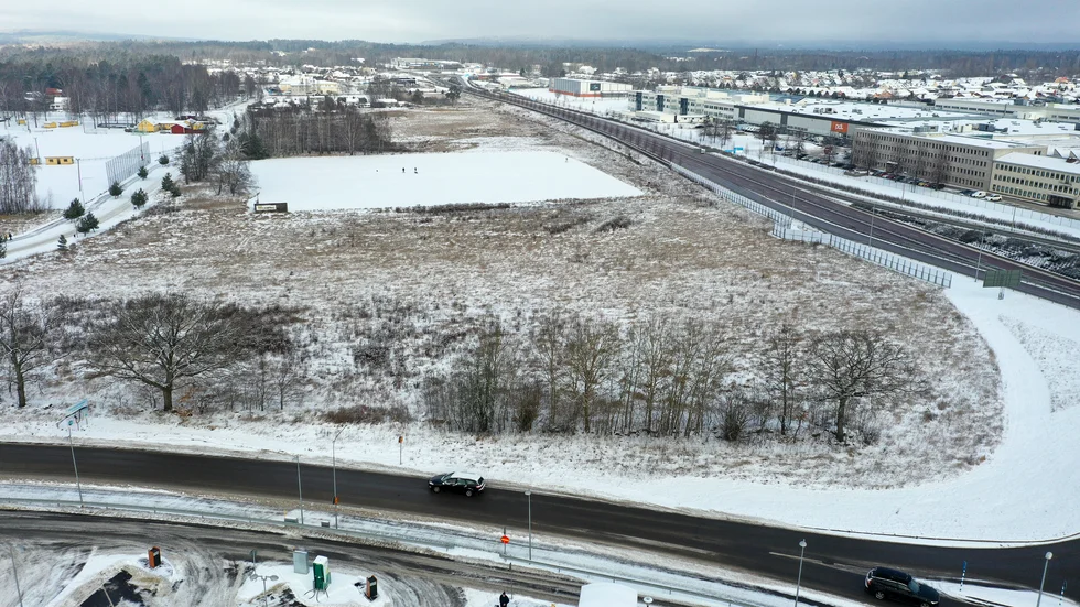 Här intill riksväg 50 ska två ishallar byggas, en för bandy och skridsko och en för ishockey och konståkning. Tjänstemännen förordar politikerna i bildningsnämnden att besluta om behovsanalys gällande en ishall av Söderhamnsmodell.