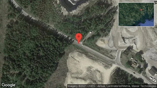 Olja på vägen stör trafiken på väg 838