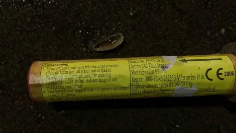 En 22-åring i Eskilstuna har dömts för att ha avfyrat smällare utan att ha tillstånd. (Bild från förundersökningen)