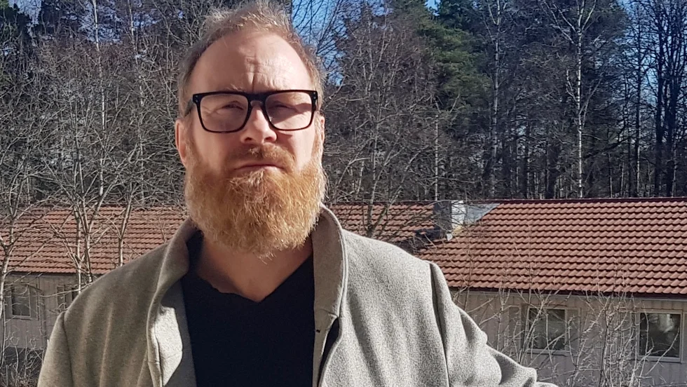 Konstnären Thomas Wahlström ser en ljusning i tillvaron som kulturarbetare tack vare en utställning i Borås. Under pandemiåret har han tvingats in i gigekonomin och jobbat som daglönare.