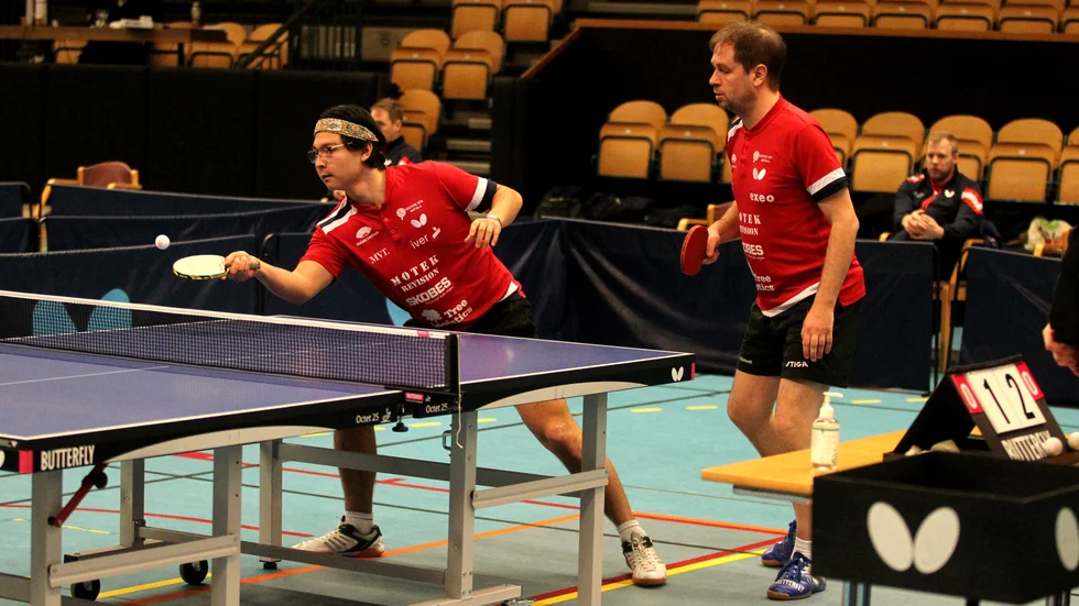 Dubblar avslutades superettan-dramat mellan Väster och Vetlanda med. Här hemmaspelarna Lee Larsson och Anders Sjöstedt vars seger inte kunde hindra Vetlanda från att vinna lagmatchen.