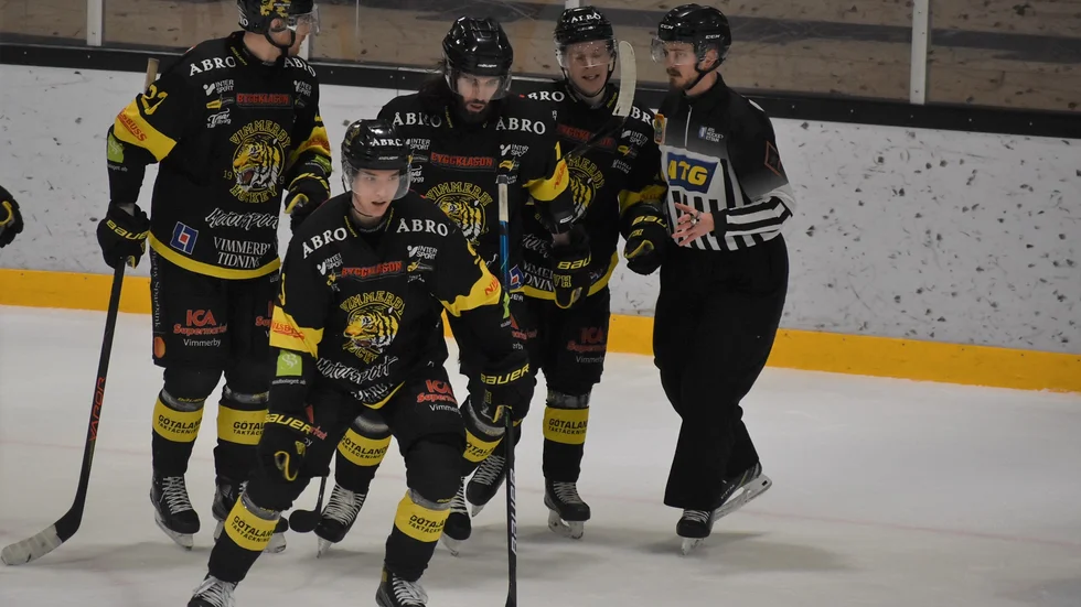 Vimmerby firar ett av fem mål mot Troja.