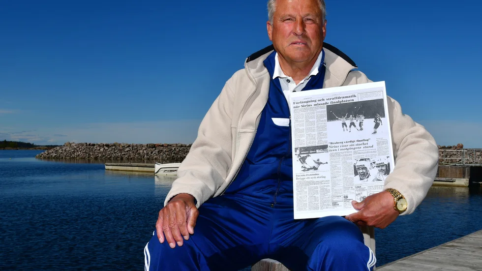 På Furuviks brygga, inte långt från den ö där Thony Lindquist tillbringar somrarna. Under armen håller han UNT:s tidningssida från den 16 mars 1977 där matchen mellan Sirius och Broberg beskrivs in i minsta detalj av reportrarna Nils Östlund och Hans Karlsson.
