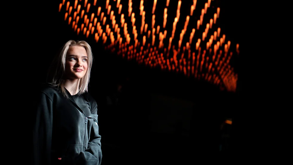 14-åriga Ella Tiritiello från Kristianstad har knappt sjungit offentligt tidigare. Nu lanseras hennes cover av Aviciis "For a better day" över hela världen i samband med att Globen byter namn till Avicii Arena.