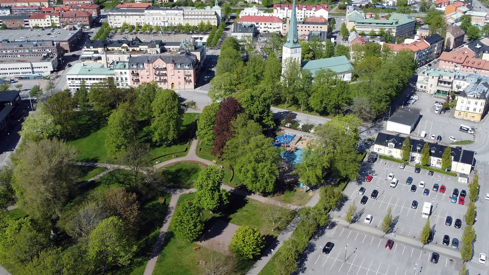 "Vi behöver nya lösningar på problemen och jag ser att de åtgärder som behövs för att skapa ett tryggare samhälle tyvärr inte görs idag" skriver Motalamoderaterna.