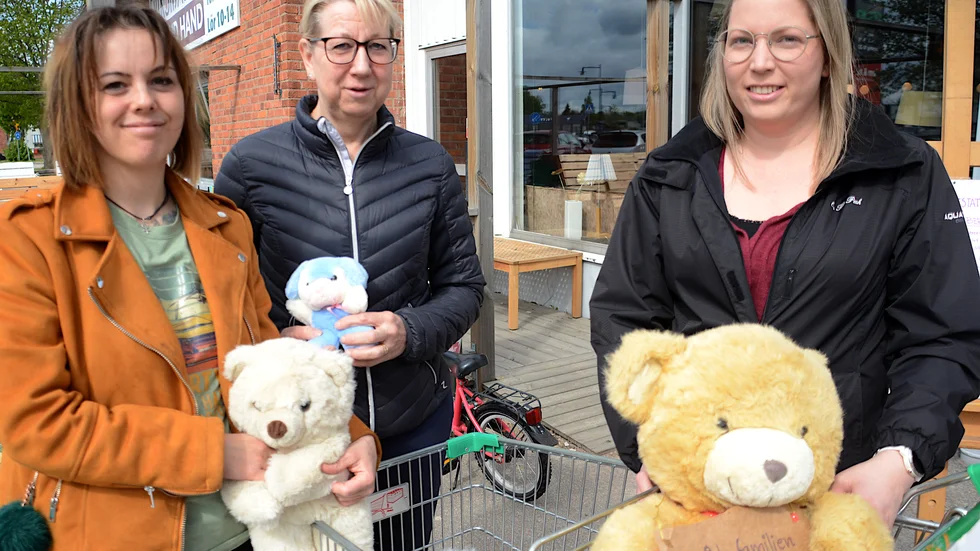 Nina Viklund, t.v, har tagit initiativ till en insamling av nallar och gosedjur för att stötta familjen Berisha i Vimmerby. Marie Larsson och Camilla Johansson, båda från Vimmerby, anslöt sig direkt till insamlingen utanför Erikshjälpen på lördagen.