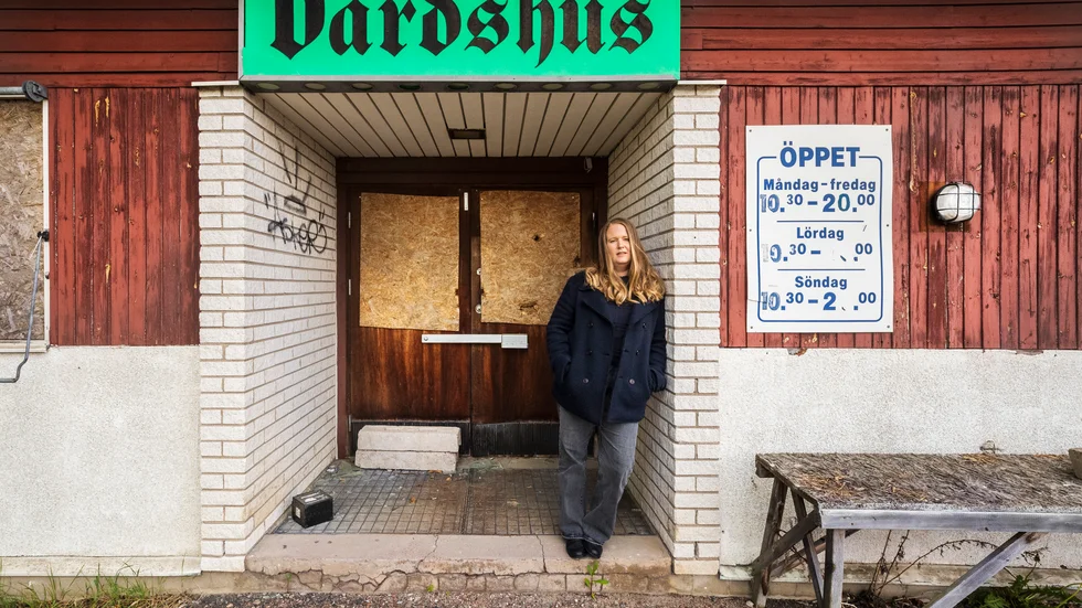 Lisa Holm Moreira vid ingången till serveringen på det gamla värdshuset.