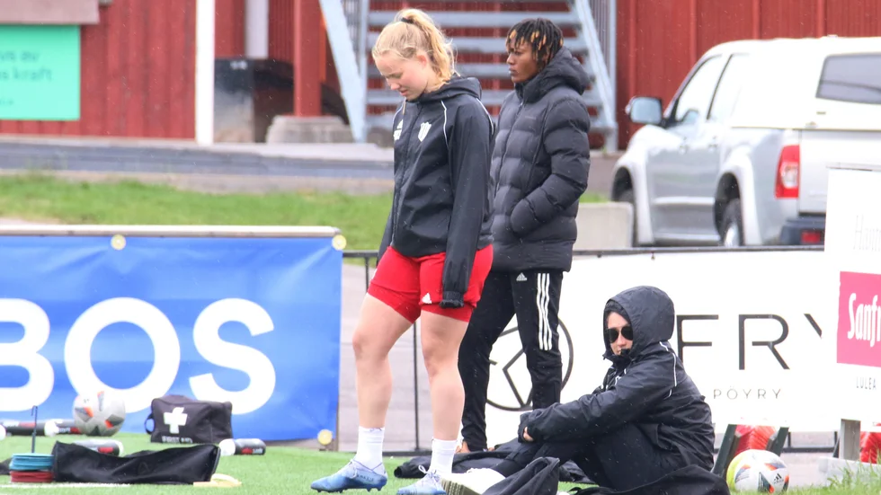 Piteås utländska offensiva trio Hlín Eiríksdóttir, Anam Imo och Katrina Guillou får följa träningarna från sidan.