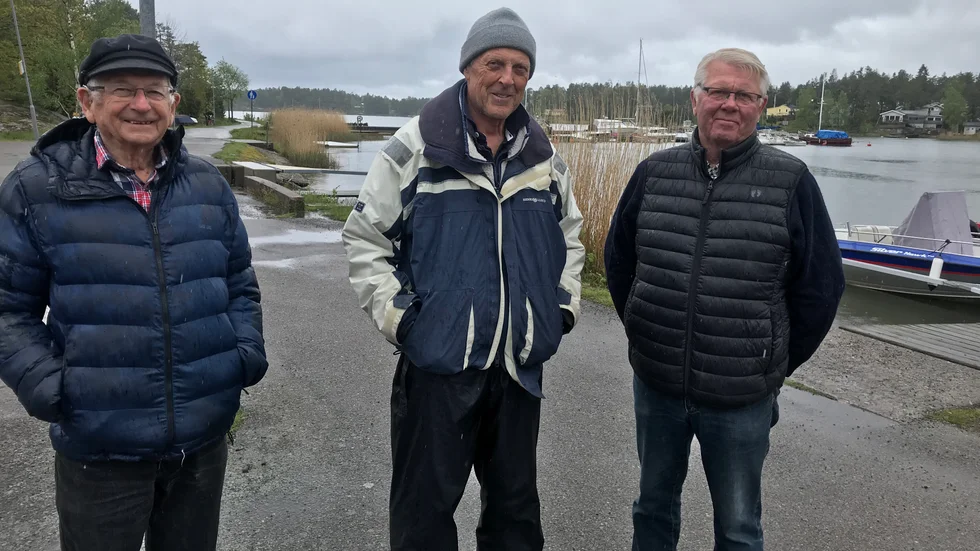 Bo Jender, Roger G Eriksson och Ulf Ringberger anser att höga båtavgifter tas ut för att täcka gästhamnens underskott.