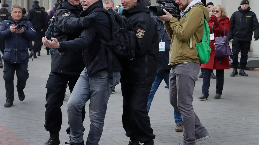 Belarusisk polis griper Roman Protasevitj vid en demonstration i Minsk 2017.