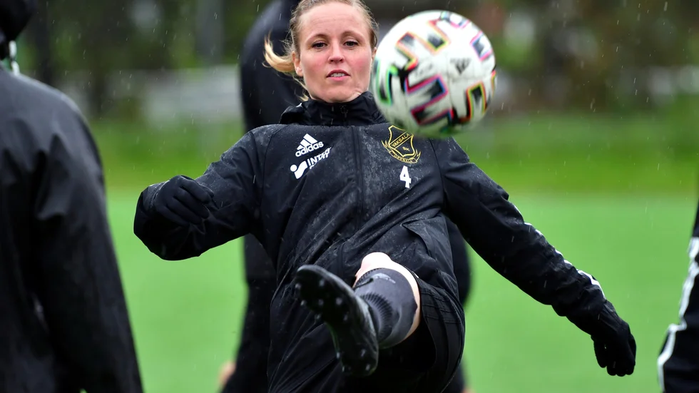 Vaksala SK:s Josefine Monaco under ett regnigt träningspass på Årsta IP.  Nu sickar hon en hård passning till kompisen Åsa Vallgårda i derbyrivalen Gusk.