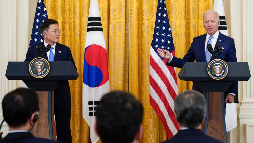 Joe Biden talar med sin gäst Moon Jae-in.