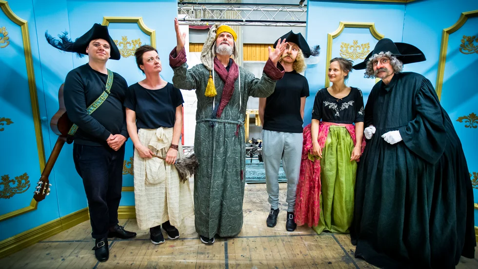 "Den inbillade sjuke", från vänster: Alfred Tobiasson, Charlotte Lindmark, Roger Storm, Erik Kaa Hedberg,  Maja Runeberg,  och Claes Åström 