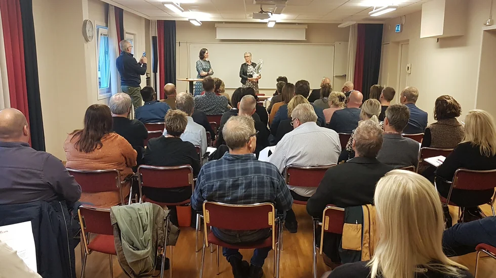 Växtkrafts extra stämma förflöt lugnt på torsdagen. Nya styrelsen ska utreda föreningens framtida upplägg.  