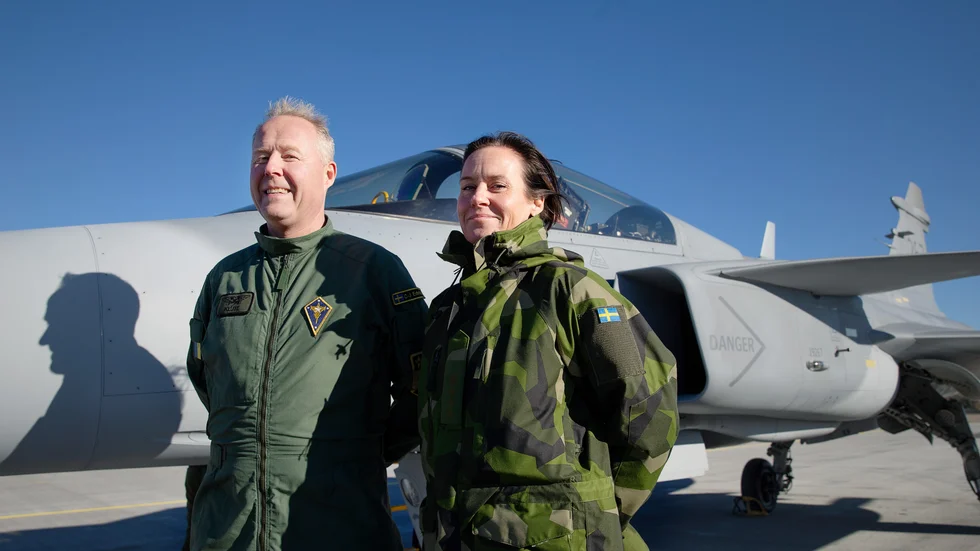 Carl-Johan Edström, flygvapenchef och Pernille Undén, chef för F16 i Uppsala, berättar om den stora luftförsvarsövningen.