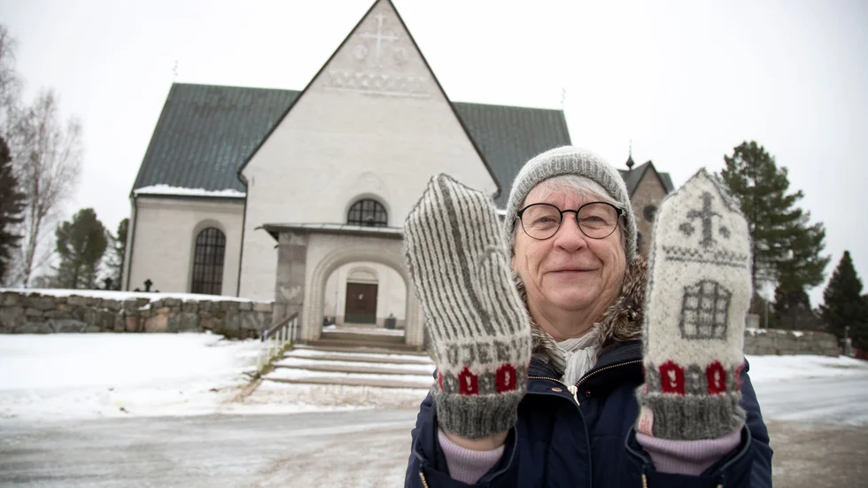 Elisabeth Westerlund med sina fina jubileumsvantar som föreställer huvudentrén till Öjebyns kyrka. "Många vill ha likadana", säger hon.