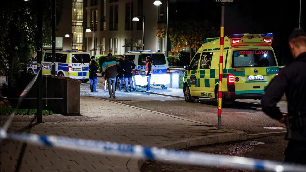 Polis och ambulans på plats i Hammarby sjöstad i södra Stockholm, där en man hittats skjuten. Mannen avled senare av sina skador.