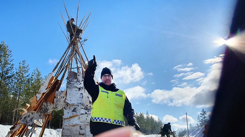 Polisen sade till personer på plats att de måste backa och gå längre bort. Uppe i kåtan sitter en aktivist.