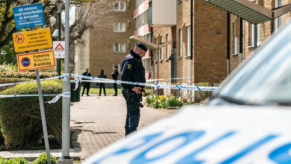 Polis och avspärrningar efter att en person har fallit ut från en lägenhet på hög höjd i ett flerfamiljshus i området Katrinelund i Malmö.