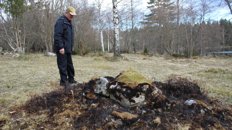 Det har brunnit på Holmsjöhultängen i Igelforfs. Något som Kenneth Lekberg från Naturskyddsföreningen är glad för.