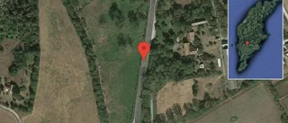 Olja på vägen stör trafiken på väg 142