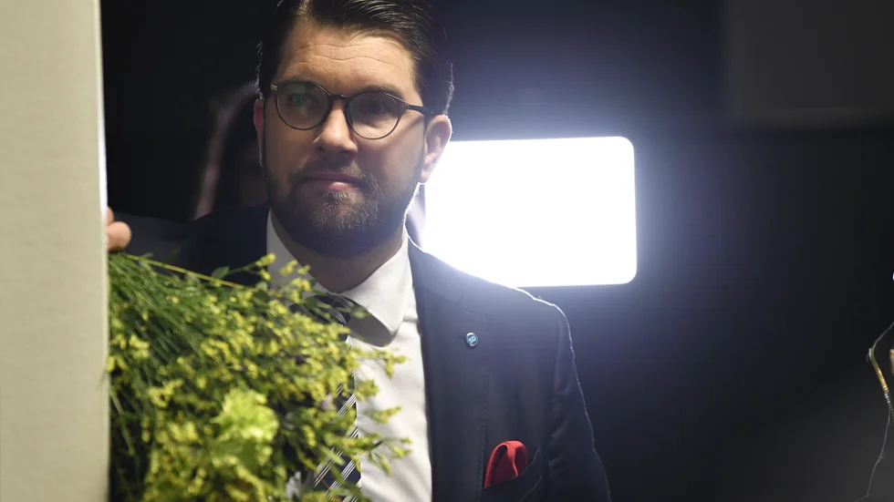 Jimmie Åkesson efter söndagens partiledardebatt. Blommor, ja visst. Men visst vilar det ett drag av vemod och tvekan över bilden? Gör vi rätt nu? Så tänker han kanske. 