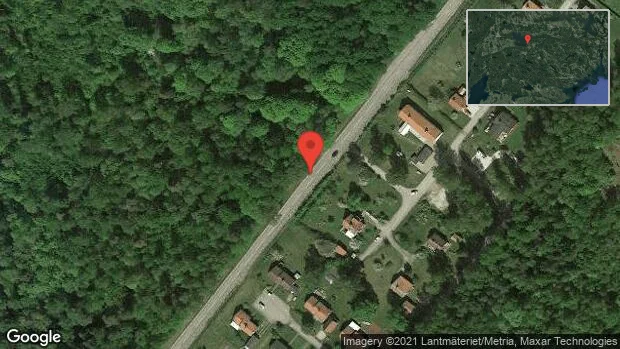 Personbil stillastående på väg 214