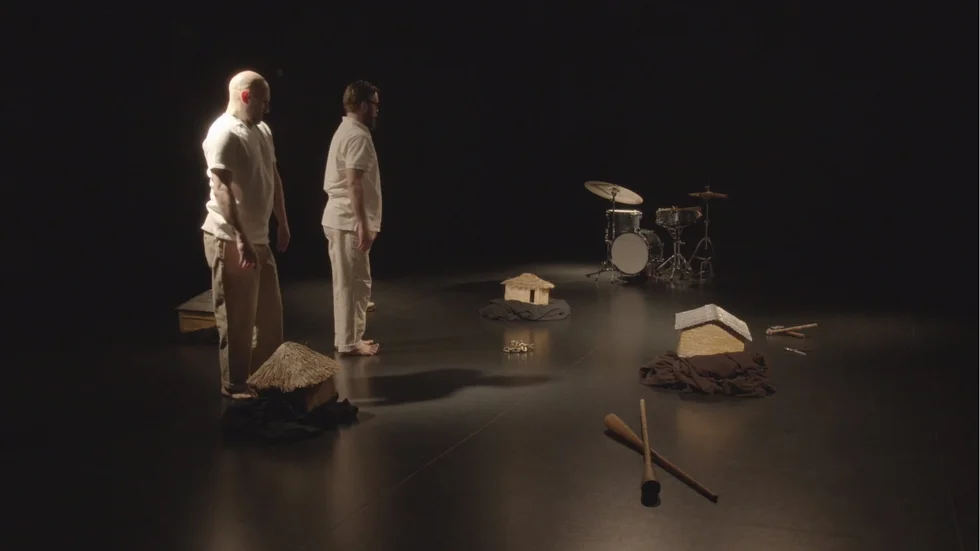 Konstnären Roberto N Peyre och koreografen Marcus Doverud under den performance som är en del av verket "Sonaxis". Pressbild.