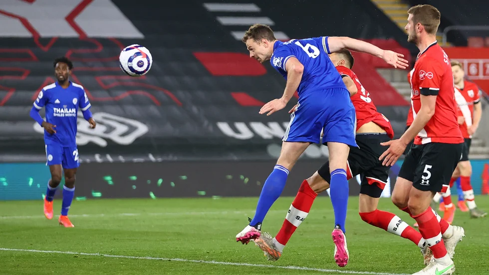 Jonny Evans nickar in kvitteringen för Leicester.