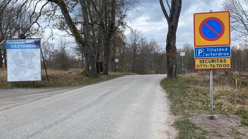 Infarten till Västanvik där parkeringsförbudsskylten sitter.