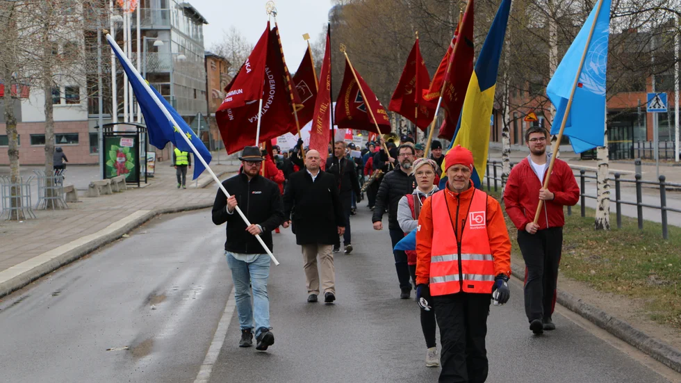"Vi sätter välfärden först, på första maj och alla andra dagar!", skriver representanter för Socialdemokraterna. (Arkivbild)