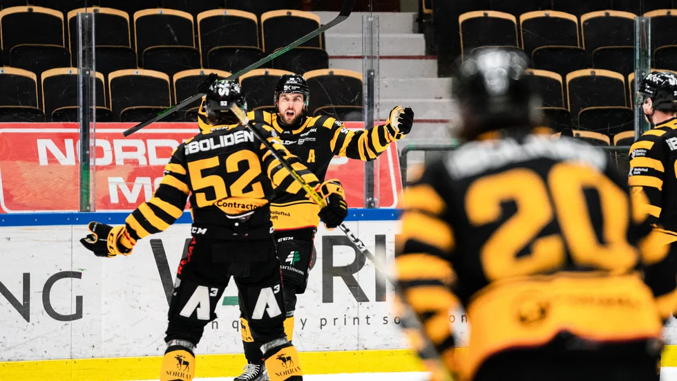Joakim lIndström jublar efter att ha avgjort SM-semifinal 4.