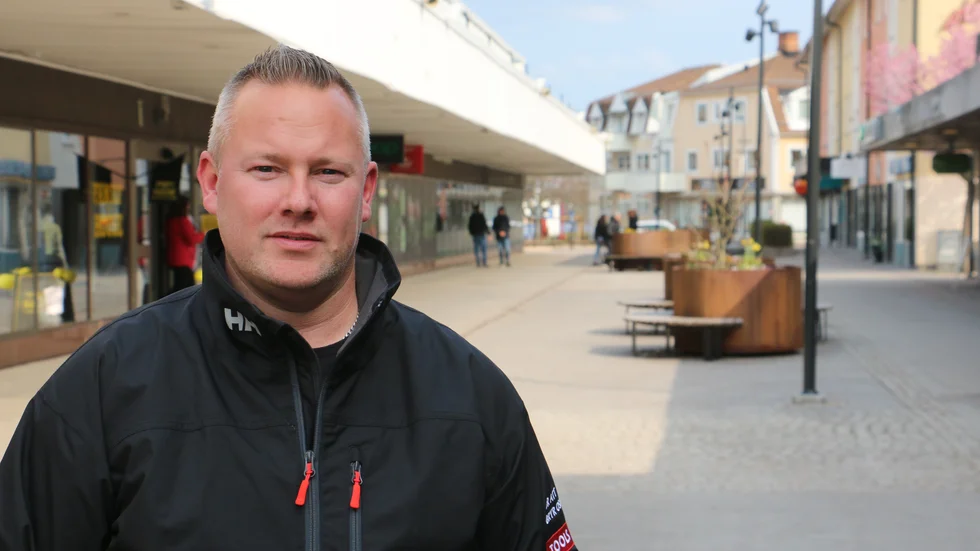 Hultsfred Handel, med Niklas Gränshagen som styrelseledamot, har beslutat genomföra fredagens torghandel med få knallar och sedan pausa i två veckor, mot bakgrund av de skärpta rekommendationerna i länet.